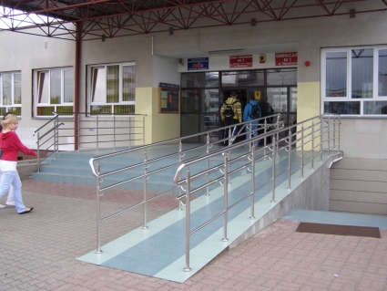 Frontowe drzwi od szkoły